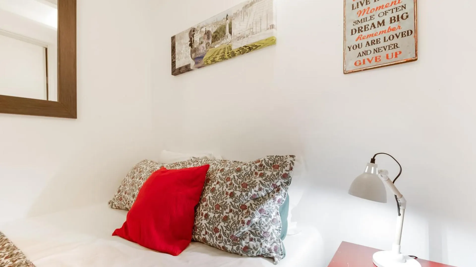 Cosy Retreat In Madragoa -Lisbon Apartment