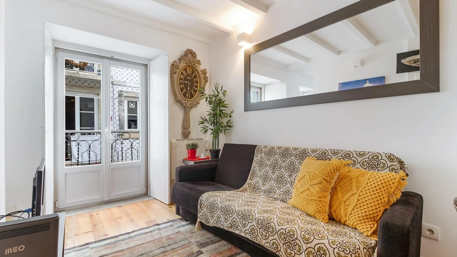 Cosy Retreat In Madragoa -Lisbon Apartment  Lisbon