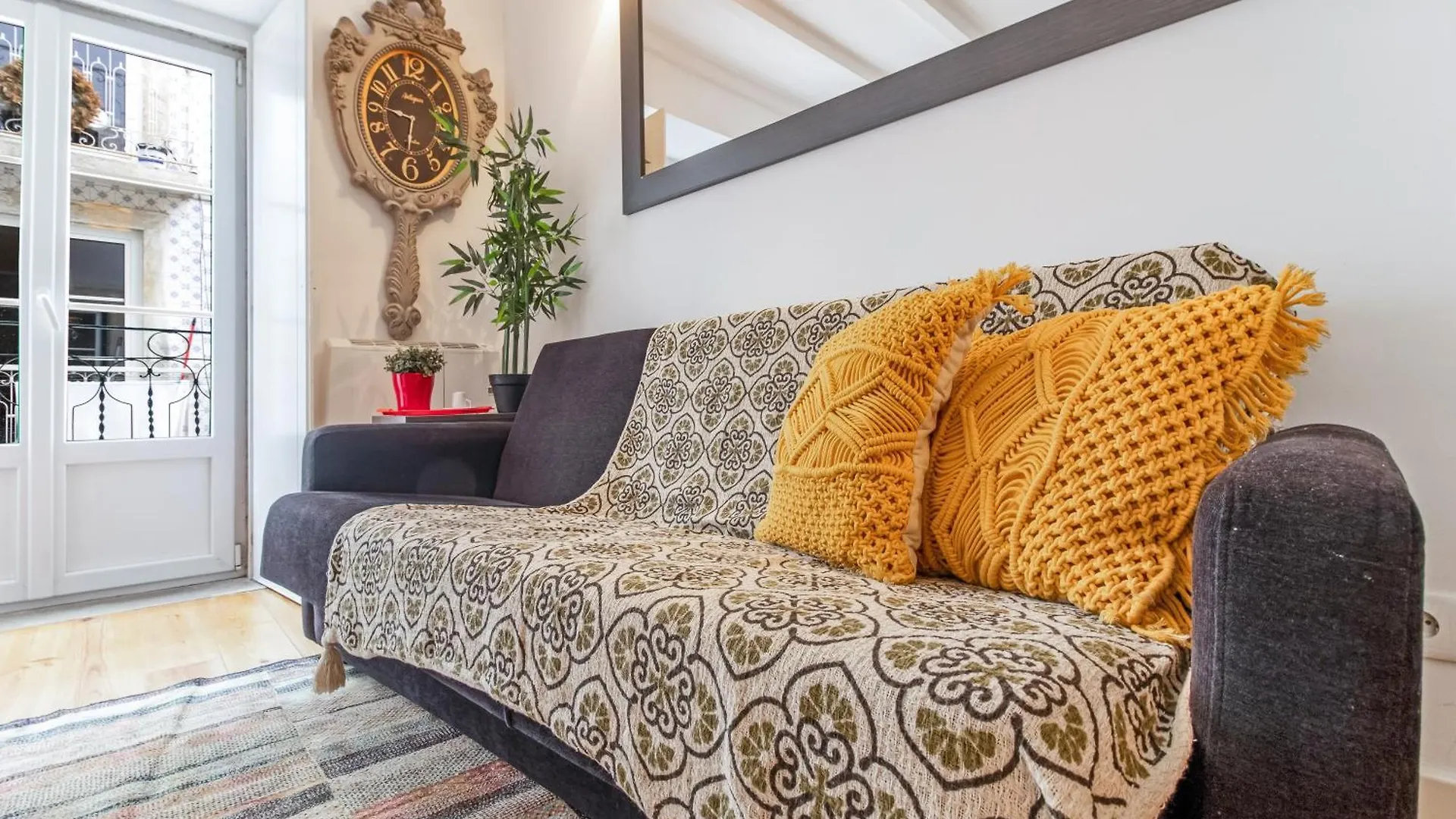 Cosy Retreat In Madragoa -Lisbon Apartment Portugal