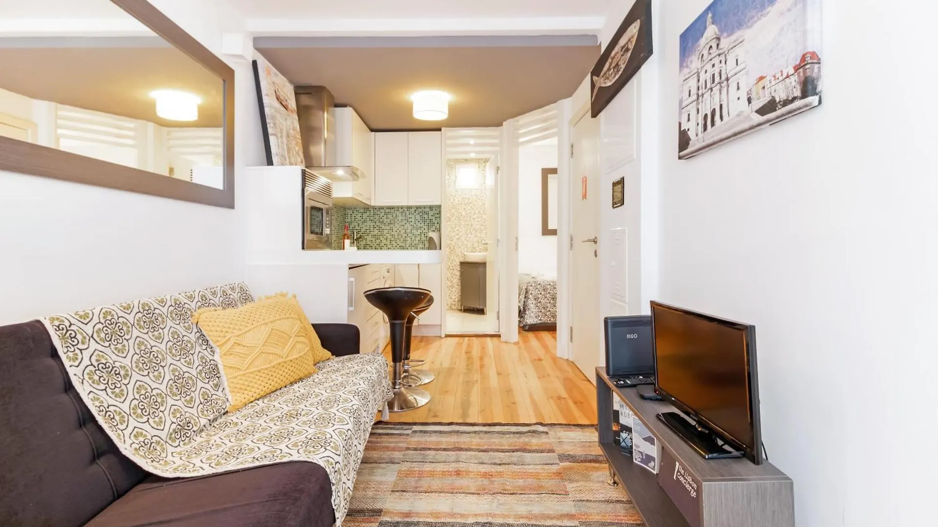 Cosy Retreat In Madragoa -Lisbon Apartment