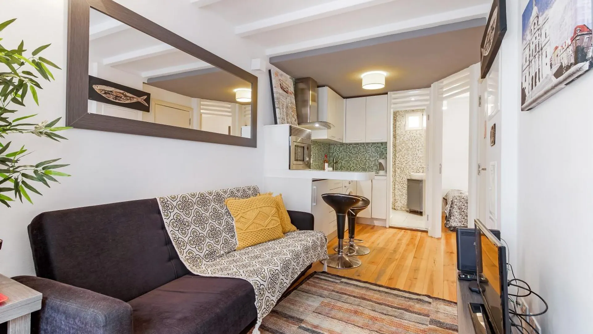 Cosy Retreat In Madragoa -Lisbon Apartment