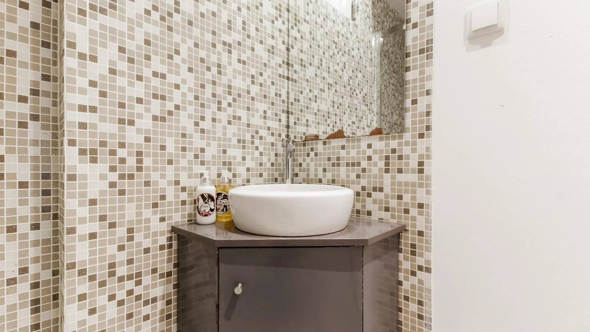 Cosy Retreat In Madragoa -Lisbon Apartment